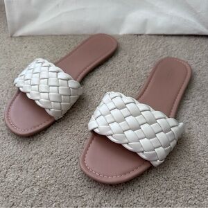 Old‎ Navy White Woven Slide Sandals